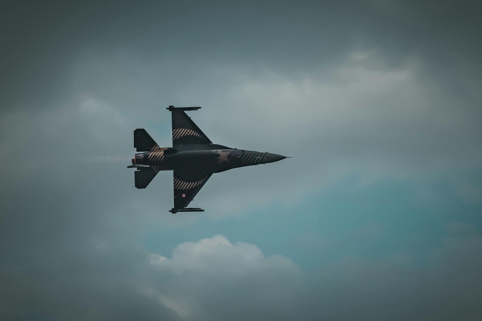 Different between Pakistan Air Force andthe  India Air Force.